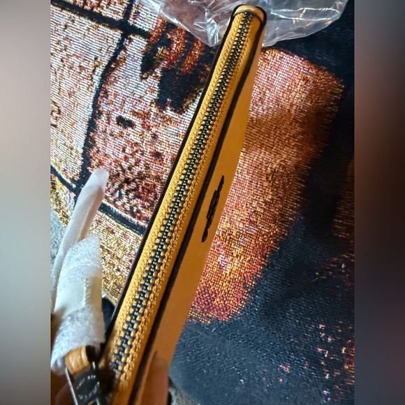 LAST ONE NWT Coach large Wristlet Honeycomb - Picture 4 of 10